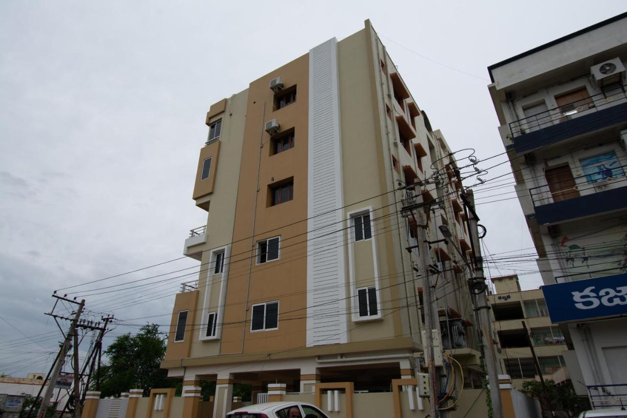 Oyo 46991 Sk7 Service Apartments Vijayawāda Exterior foto