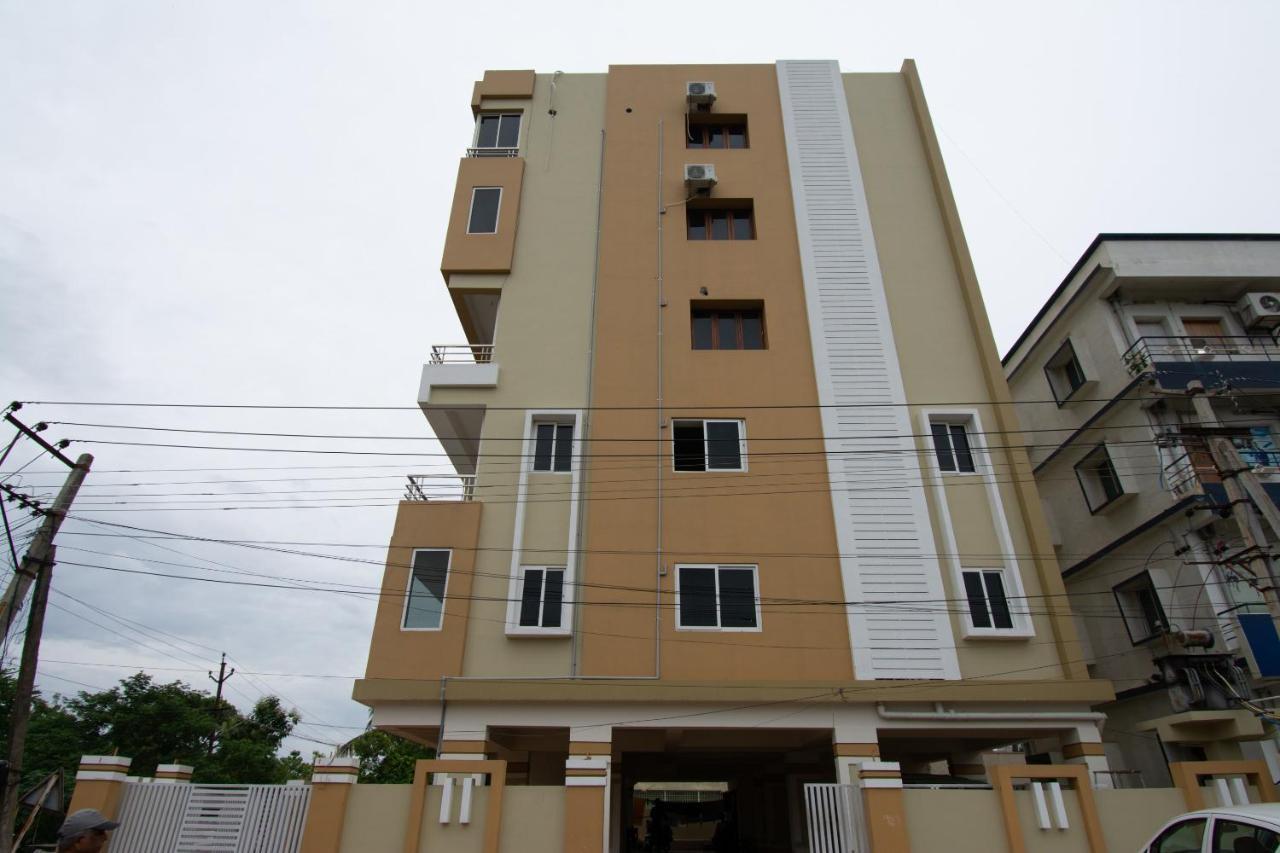 Oyo 46991 Sk7 Service Apartments Vijayawāda Exterior foto